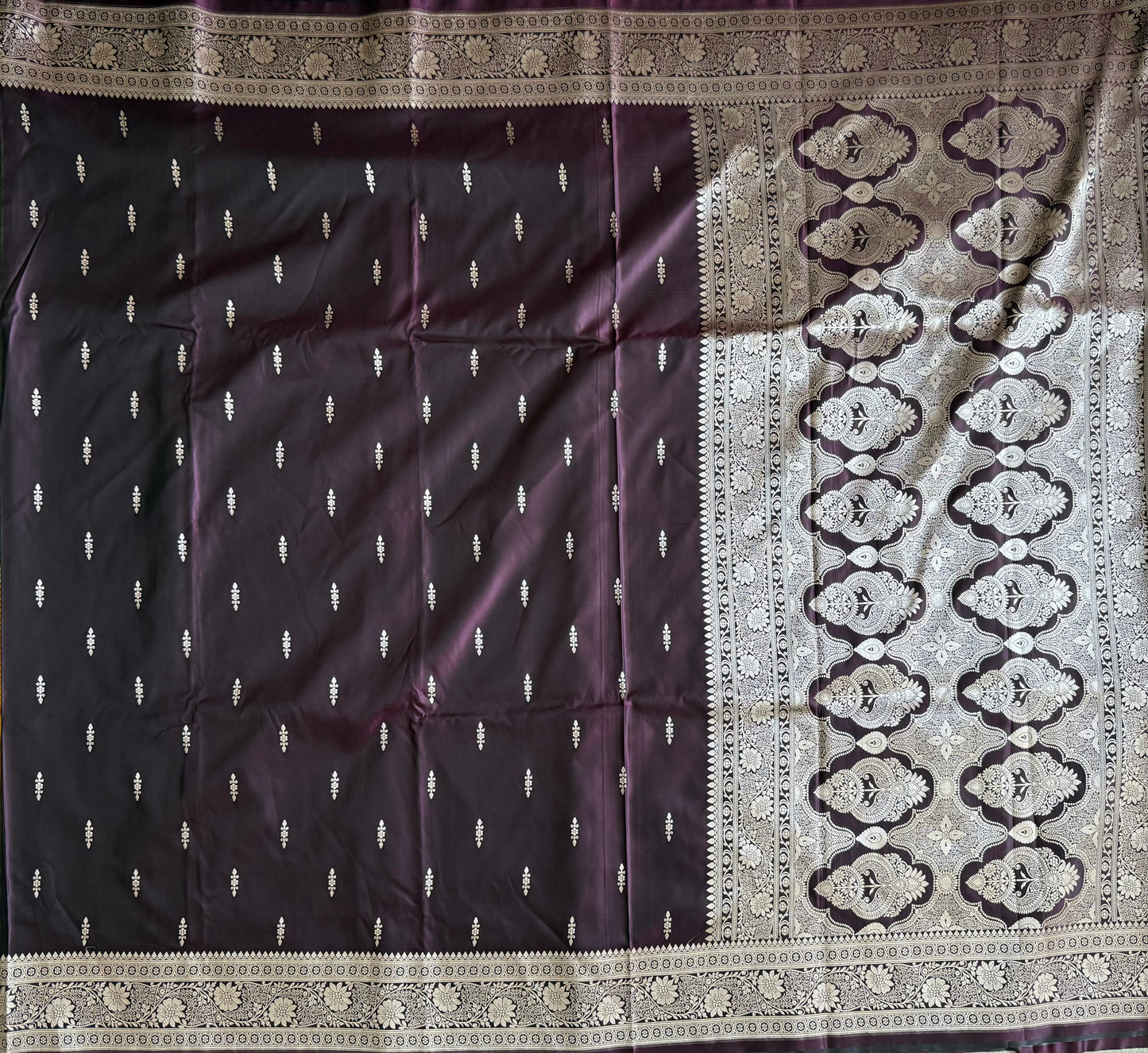STUNNING WINE NEW BANARASI SOFT ZARI WORK FLORAL MOTIFS AND RICHPALLU AND BORDER WITH BLOUSE ✨