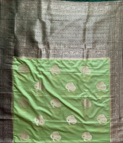STUNNING COMBINATIONS PASTEL GREEN AND DARK-GREEN BANARASI ALLOVER GOLD ZARI WEAVING WITH RICHPALLU AND BLOUSE WITH SMALL BUTISS✨