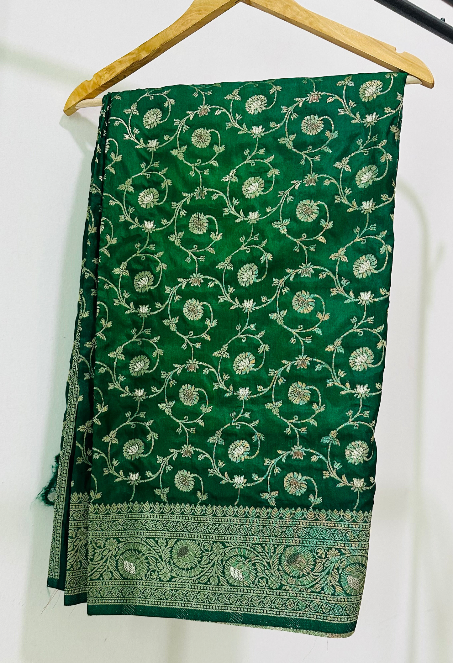 Green banaras allover saree with rich pallu and blouse🍀