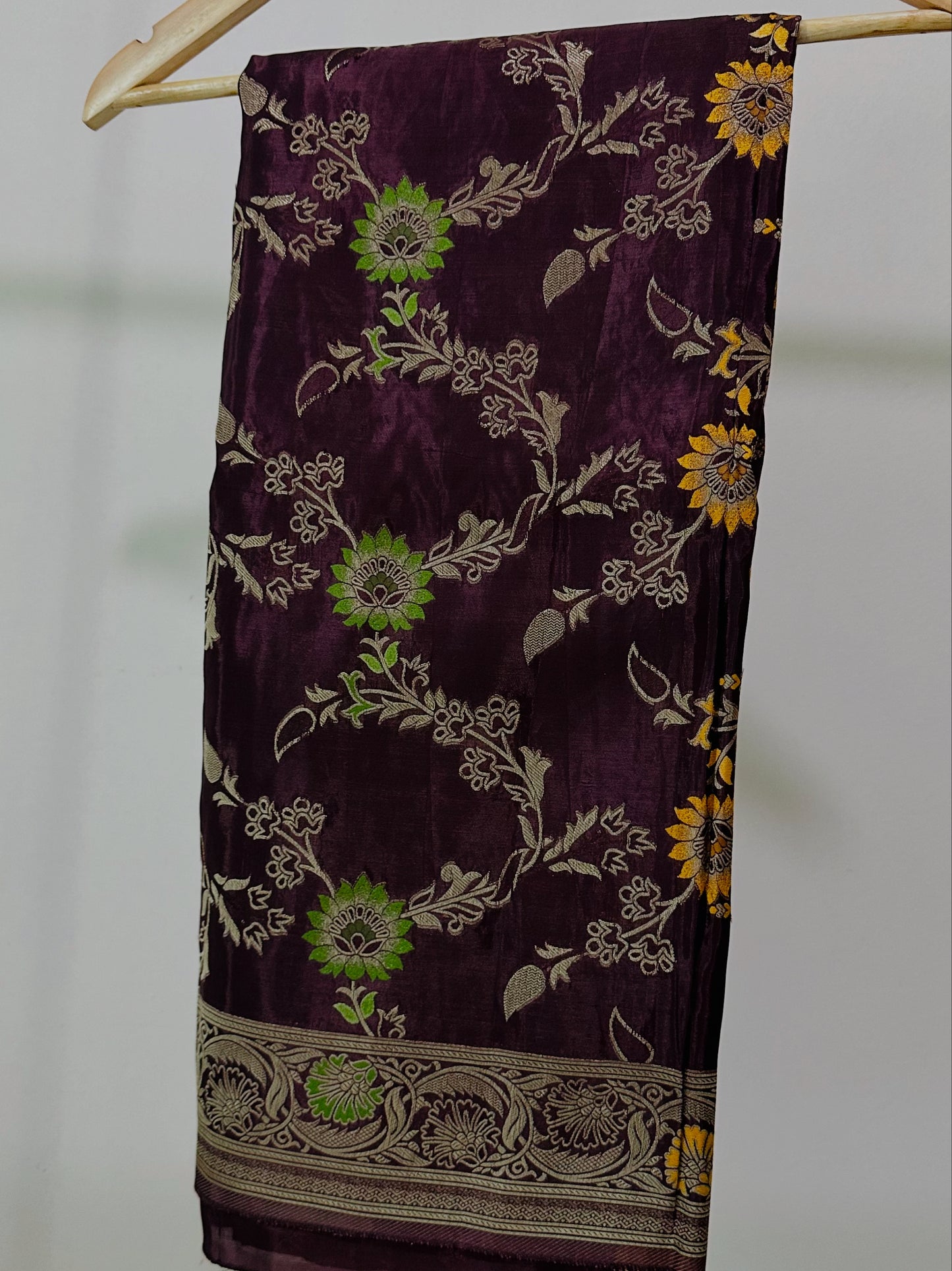 Brown allover meenakari design saree with rich pallu and blouse✨🍂