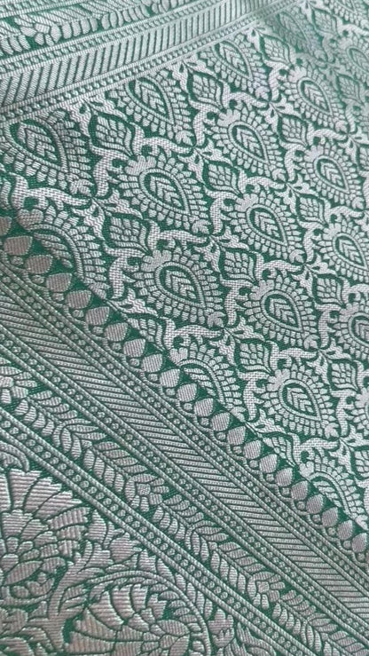 STUNNING COMBINATIONS PASTEL GREEN AND DARK-GREEN BANARASI ALLOVER GOLD ZARI WEAVING WITH RICHPALLU AND BLOUSE WITH SMALL BUTISS✨